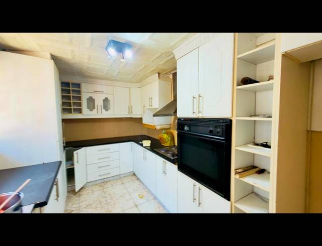 4 BEDROOM HOUSE FOR SALE IN UMLAZI BB